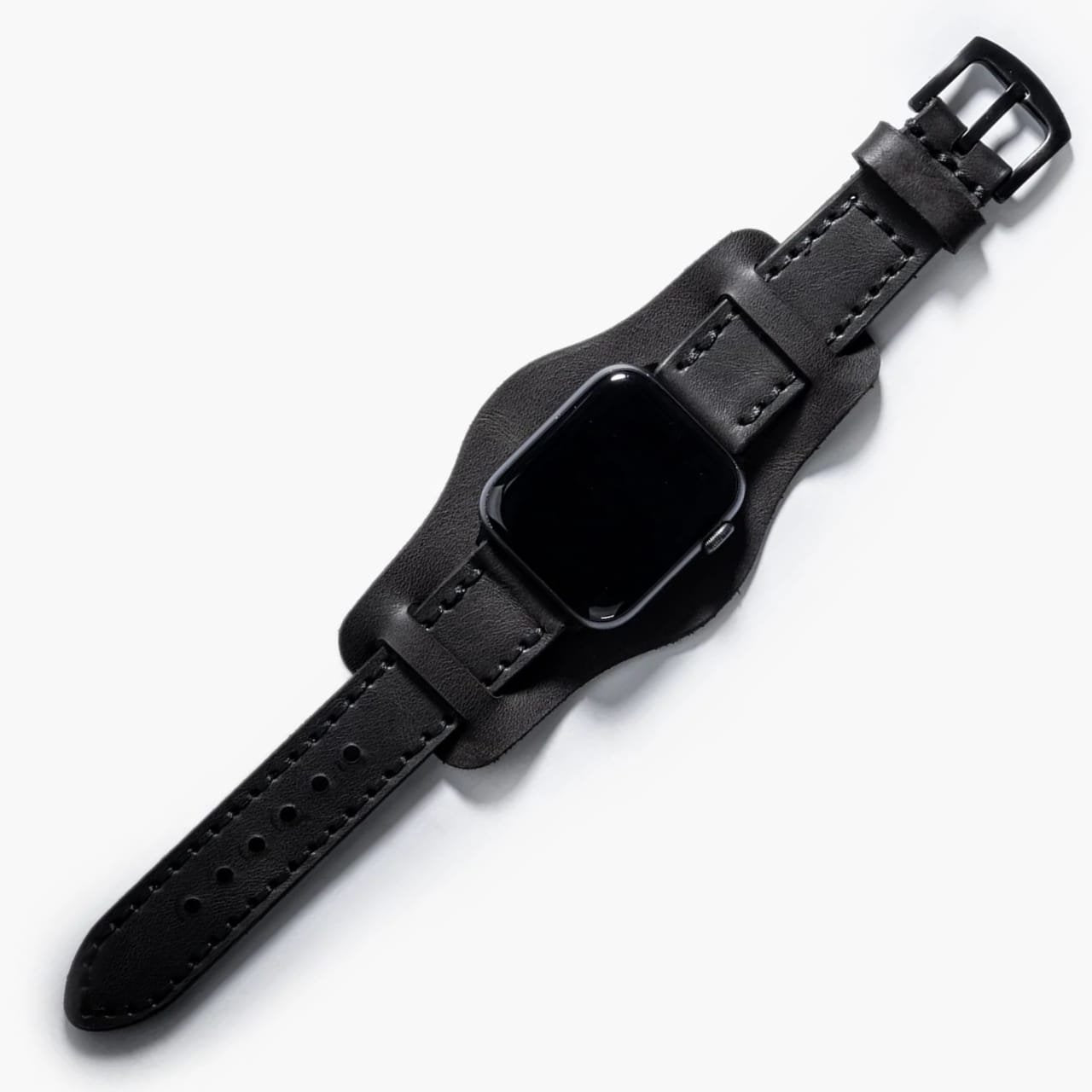 Bund Çift Katlı Apple Watch Deri Kayış – Antrasit, masa üzerinde açık şekilde sergileniyor