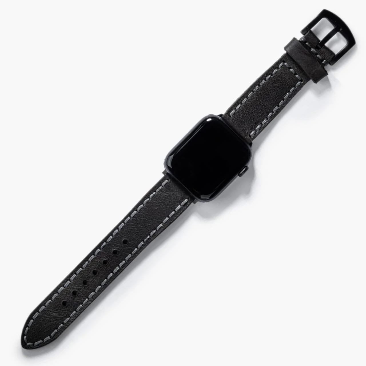 Bilekte takılı çift katlı deri Apple Watch kayışı, doğal ışıkta şık görünümüyle