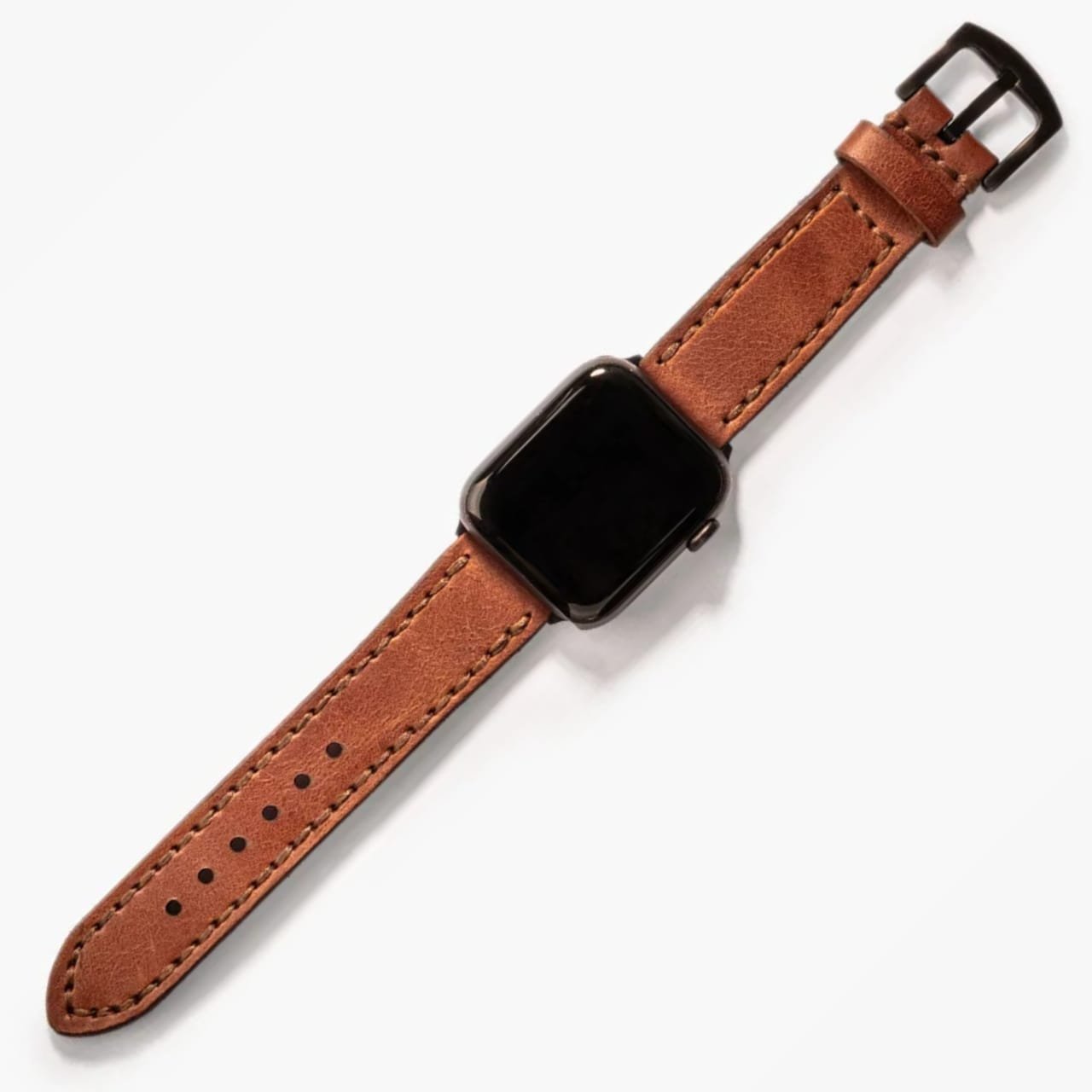 Çift Katlı Deri Apple Watch Kayışı – Taba, ahşap zeminde açık şekilde sergileniyor